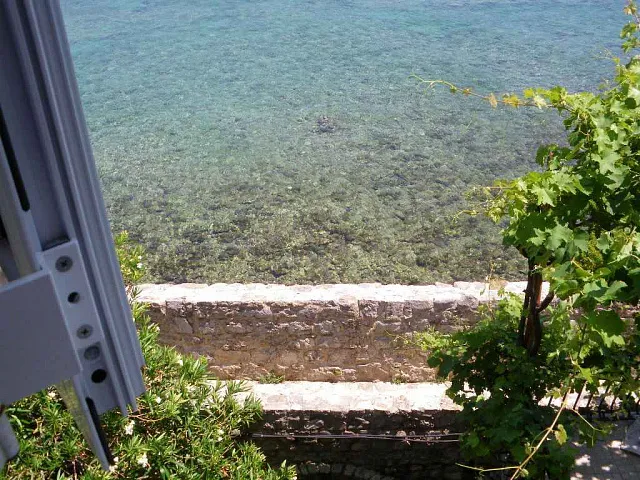 Haus an der Frontlinie in Budva